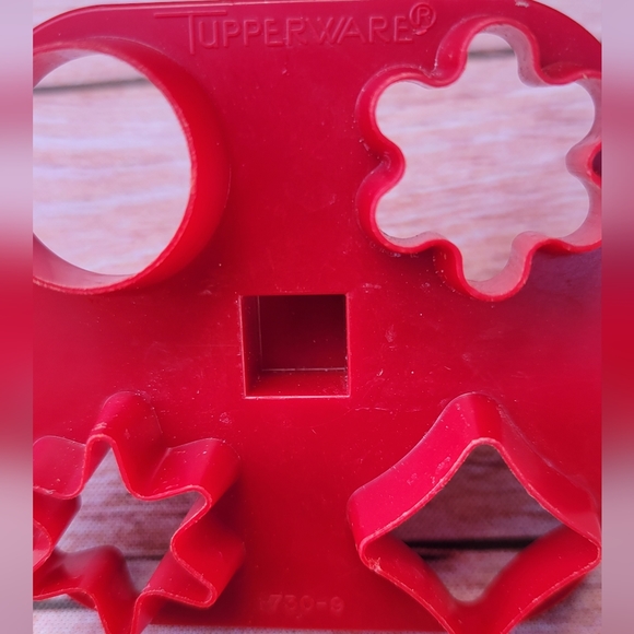 Tupperware mini cookie cutter - Picture 4 of 4